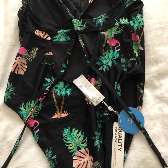 NWT Cupshe ‘Passion Modern-Cheeky Scoop’ one piece swimsuit - Size M - Picture 3 of 5